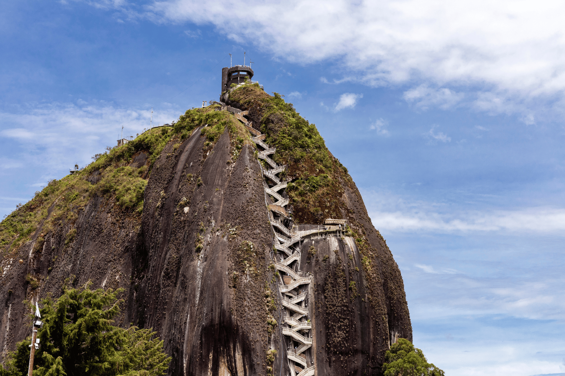 17 personas heridas por caída de rocas de la piedra del Peñol, en Colombia