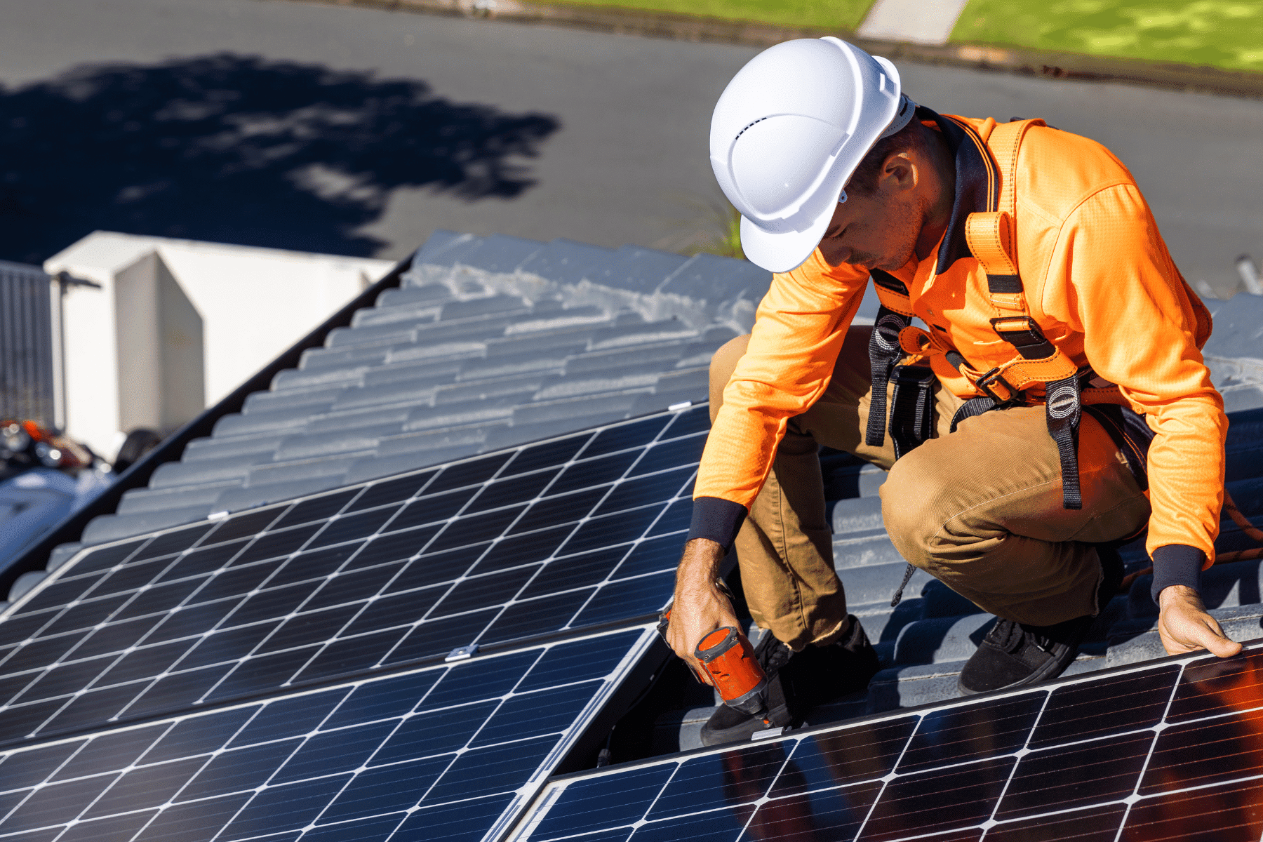 Investigan posible participación de distribuidoras eléctricas en monopolio de venta de paneles solares